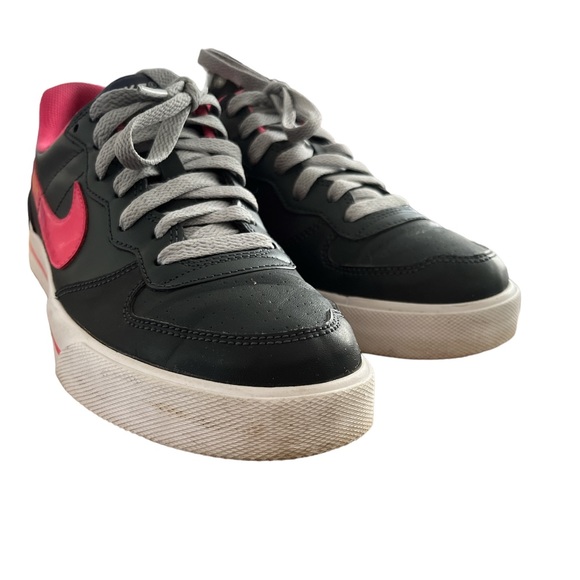 ⭐️ Women’s Nike Sneakers - Picture 5 of 6